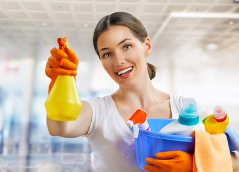Cleaning an oven door glass with a microfiber cloth